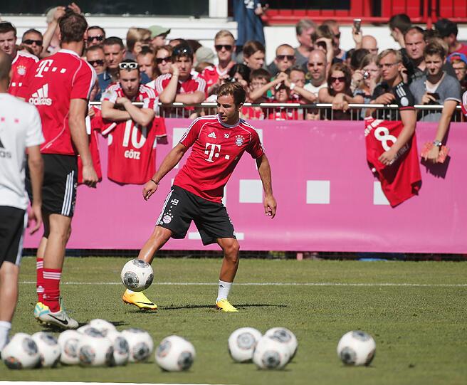 Sehen Sie hier weitere Bilder vom ersten Mannschaftstraining mit Mario Götze.