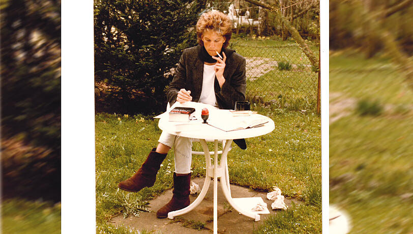 Eine Jugend unter Kohl: Der Autor (Nichtraucher!) im Frühjahr 1985 bei der selbst-stilisierten Abiturvorbereitung mit „Faust“ und Fruchtbarkeitssymbol im elterlichen Garten in Forstenried. Eine Jugend unter Kohl: Der Autor (Nichtraucher!) im Frühjahr 1985 bei der selbst-stilisierten Abiturvorbereitung mit „Faust“ und Fruchtbarkeitssymbol im elterlichen Garten in Forstenried.