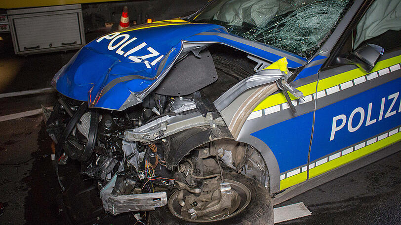 Ein Trümmerfeld auf der Staatsstraße 2245 in Zirndorf: Der Rollerfahrer starb noch vor Ort, der 30-Jährige stieß mit einem Streifenwagen zusammen, der gerade auf Einsatzfahrt war. Die Bilder.