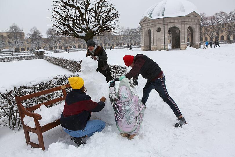 Im Hofgarten nutzen die Münchner das Wetter, um sich mit Schneebällen einzudecken.
