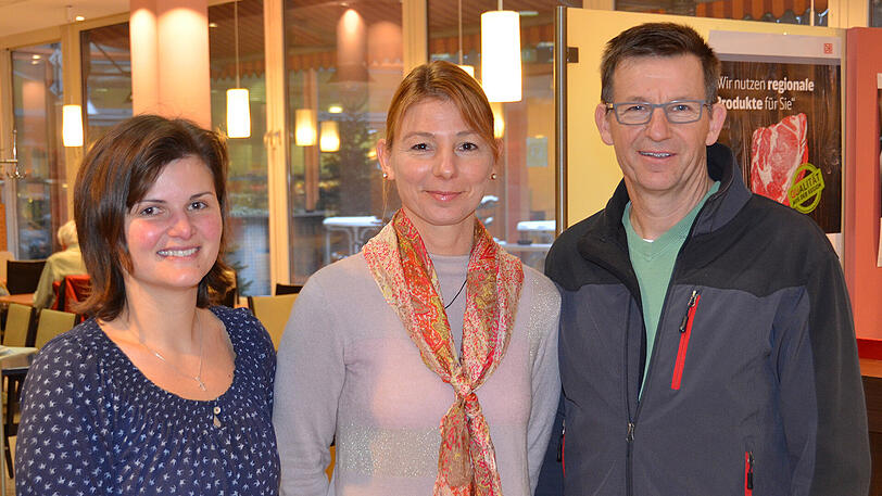 Sabine Stein(l.), Leiterin der Münchner Bundespolizeiinspektion, dankte den beiden Bundespolizisten für ihren vorbildlichen Einsatz.