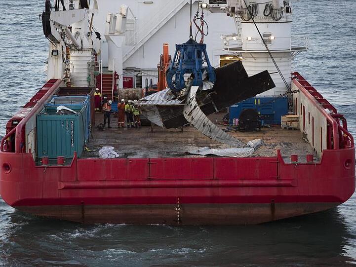 Das Bergungsschiff Geosund hebt vor der Nordwestküste der Niederlande einen Container vom Meeresboden. Gut einen Monat nach der Havarie des Containerschiffes "MSC Zoe" kommen die Bergungsarbeiten in der Nordsee gut voran.