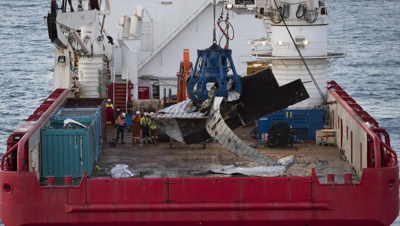 Das Bergungsschiff Geosund hebt vor der Nordwestküste der Niederlande einen Container vom Meeresboden. Gut einen Monat nach der Havarie des Containerschiffes "MSC Zoe" kommen die Bergungsarbeiten in der Nordsee gut voran. Das Bergungsschiff Geosund hebt vor der Nordwestküste der Niederlande einen Container vom Meeresboden. Gut einen Monat nach der Havarie des Containerschiffes "MSC Zoe" kommen die Bergungsarbeiten in der Nordsee gut voran.