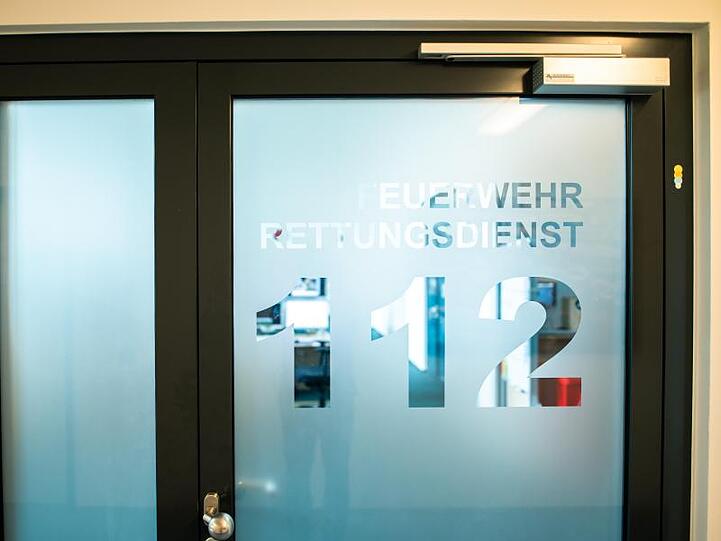 An der Eingangstür der Großleitstelle Oldenburger Land steht "Feuerwehr Rettungsdienst 112". Foto: Mohssen Assanimoghaddam/dpa/Symbolbild
