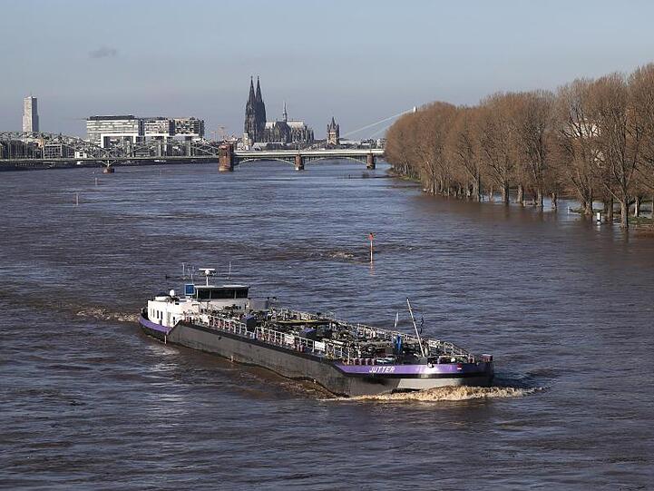 Nach kräftigen Regenfällen steigen die Pegelstände des Rheins weiter an.