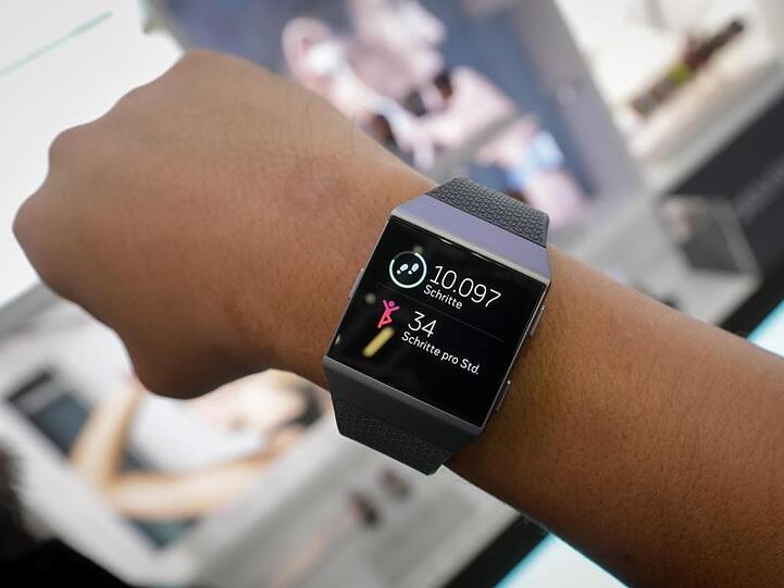 Ein Mitarbeiter zeigt auf der Elektronikmesse IFA die neue Fitbit-Smartwatch Ionic.