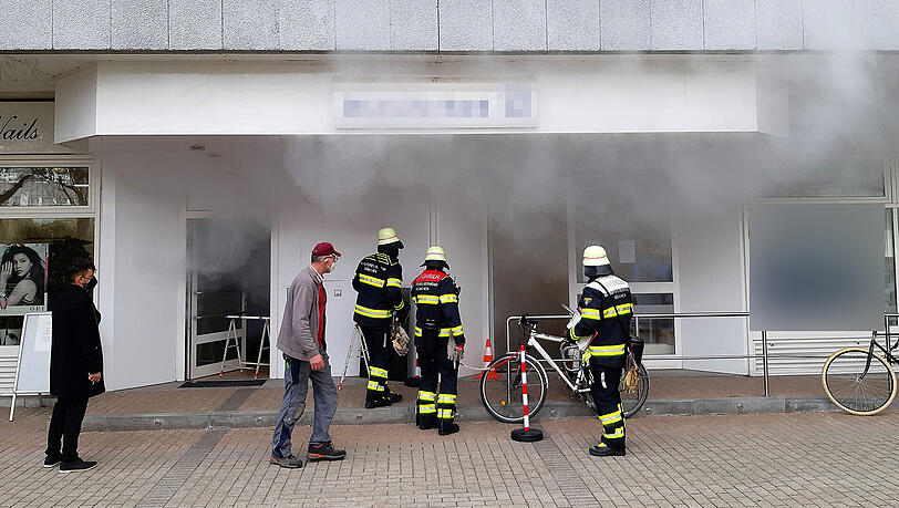 Weißer Theaterrauch strömt aus der Bank in der Arabellastraße empor.