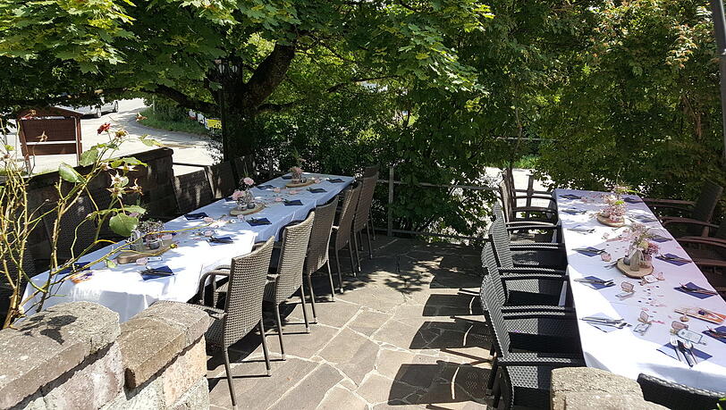 Beim Eberlwirt in Bruckberg sind die Tische schon ab Mittwochvormittag gedeckt. Die ersten Gäste kommen zum Mittagessen. Beim Eberlwirt in Bruckberg sind die Tische schon ab Mittwochvormittag gedeckt. Die ersten Gäste kommen zum Mittagessen.