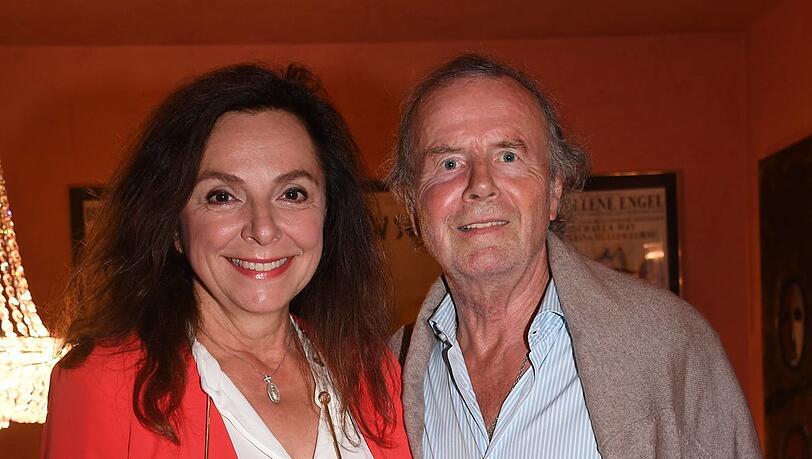 Uschi D&auml;mmrich von Luttitz mit Ehemann Eckart bei einer Premiere in der K&ouml;modie im Bayerischen Hof im Jahr 2017.