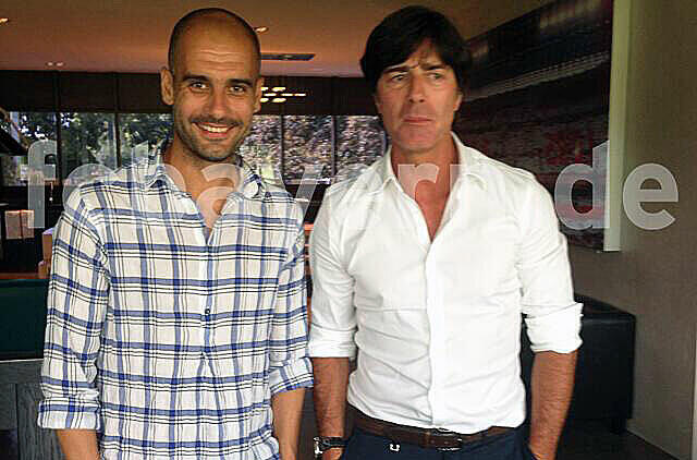Bayerntrainer Pep Guardiola (l.) bekam am Mittwoch Besuch von Bundestrainer Jogi Löw.