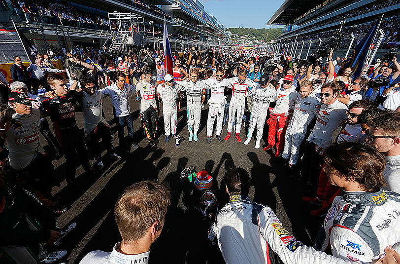 Anteilnahme am schweren Schicksal von Jules Bianchi: Die Fahrer der Formel-1 bildeten beim Grand Prix in Russland einen Kreis.