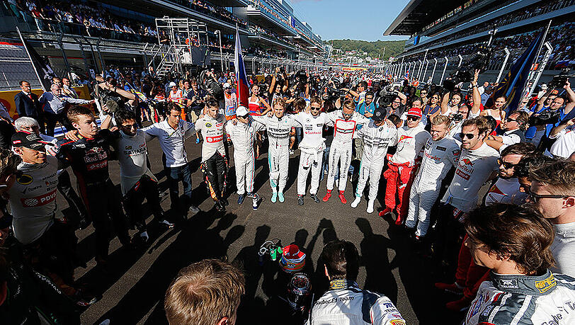 Anteilnahme am schweren Schicksal von Jules Bianchi: Die Fahrer der Formel-1 bildeten beim Grand Prix in Russland einen Kreis. Anteilnahme am schweren Schicksal von Jules Bianchi: Die Fahrer der Formel-1 bildeten beim Grand Prix in Russland einen Kreis.
