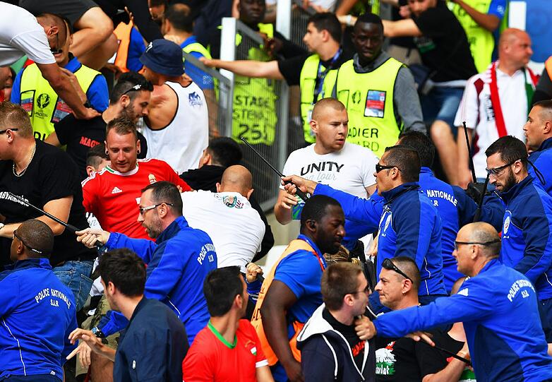 Auch vor dem Spiel zwischen Ungarn und Island kommt es zu Krawallen auf der Tribüne.