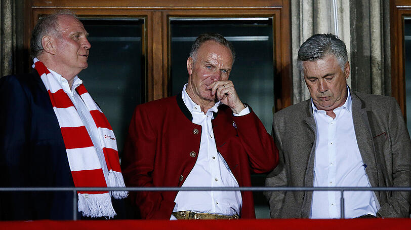Szenen einer Meisterfeier: Uli Hoeneß, Karl-Heinz Rummenigge und Carlo Ancelotti (von links) am 20. Mai 2017 auf dem Rathausbalkon.
