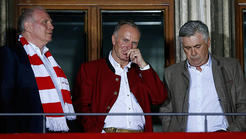 Szenen einer Meisterfeier: Uli Hoeneß, Karl-Heinz Rummenigge und Carlo Ancelotti (von links) am 20. Mai 2017 auf dem Rathausbalkon. Szenen einer Meisterfeier: Uli Hoeneß, Karl-Heinz Rummenigge und Carlo Ancelotti (von links) am 20. Mai 2017 auf dem Rathausbalkon.