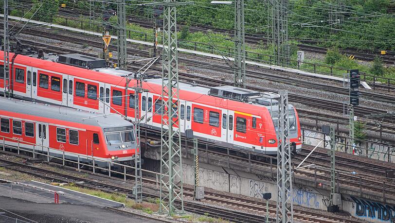 Wegen einer Stellwerksstörung ist die Strecke zwischen München und Augsburg beeinträchtigt. Wegen einer Stellwerksstörung ist die Strecke zwischen München und Augsburg beeinträchtigt.