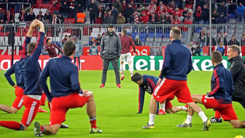 Gebannte Blicke: Die Bayern-Stars schauen in Richtung Jürgen Klopp. Gebannte Blicke: Die Bayern-Stars schauen in Richtung Jürgen Klopp.
