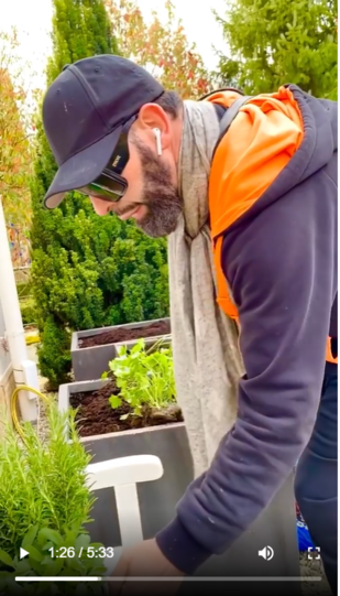 Harald Glööckler präsentiert seinen grauen Bart.