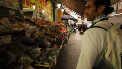 Szene aus einem der ethnologischen Kurzfilme: Ein junger Türke besucht den Markt. Szene aus einem der ethnologischen Kurzfilme: Ein junger Türke besucht den Markt.