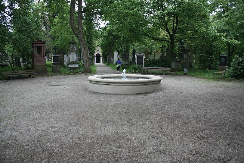 Auf dem Alten Südliche Friedhof gibt es neben dem alten Schöpfbrunnen noch viele weitere Kulturdenkmäler. Die Bilder.