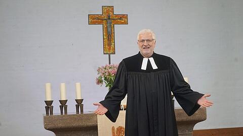 Pfarrer Markus Rhinow feiert seine Gottesdienste in der Nazarethkirche jetzt ohne Gesang, dafür wird gesummt.