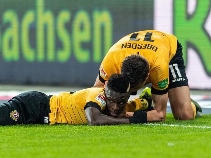 Moussa Kone (l) feiert mit Dynamo-Torschütze Alexander Jeremejeff.