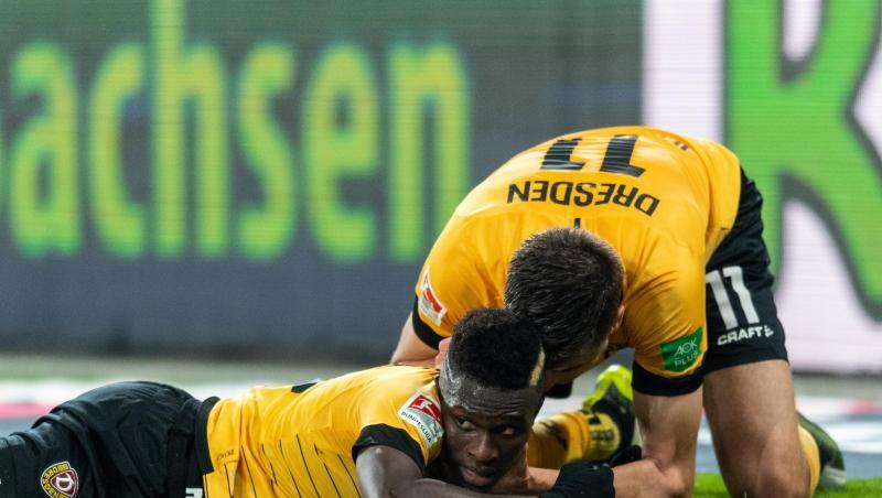 Moussa Kone (l) feiert mit Dynamo-Torschütze Alexander Jeremejeff. Moussa Kone (l) feiert mit Dynamo-Torschütze Alexander Jeremejeff.