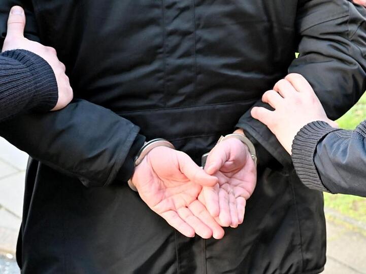 Gestellte Szene einer Festnahme durch die Polizei. Foto: Carsten Rehder/dpa/Illustration