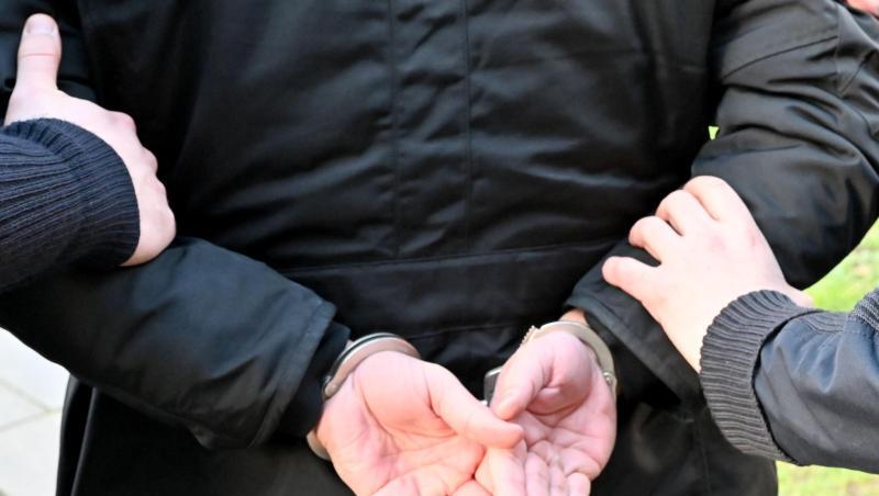Gestellte Szene einer Festnahme durch die Polizei. Foto: Carsten Rehder/dpa/Illustration Gestellte Szene einer Festnahme durch die Polizei. Foto: Carsten Rehder/dpa/Illustration
