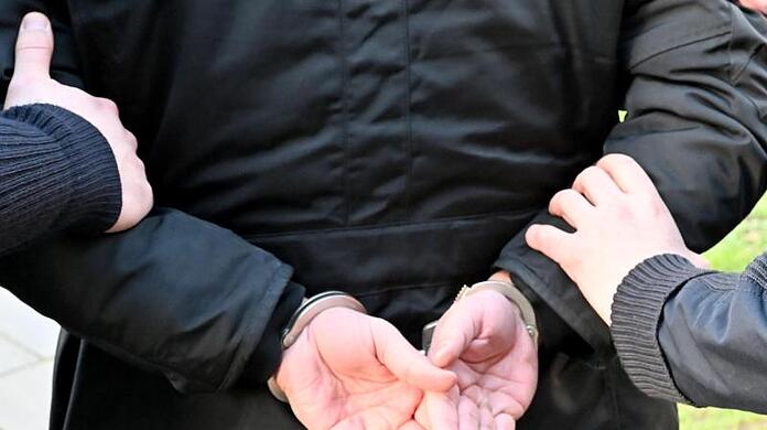 Gestellte Szene einer Festnahme durch die Polizei. Foto: Carsten Rehder/dpa/Illustration