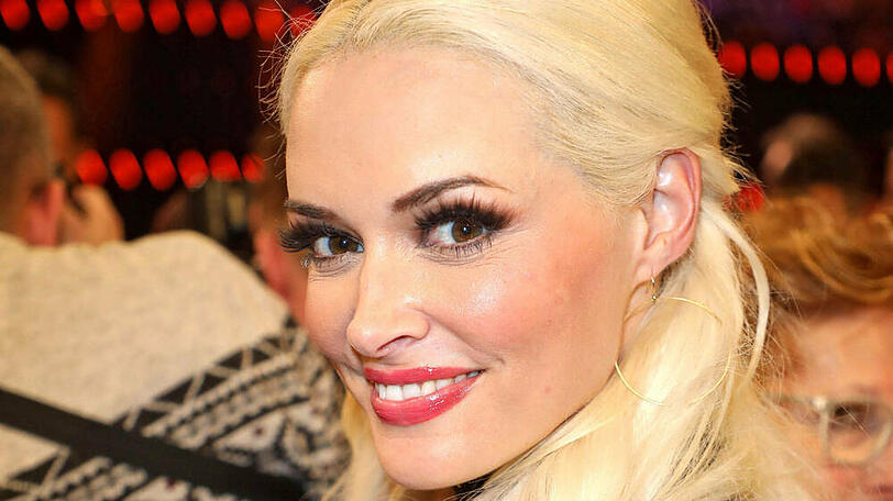 Daniela Katzenberger top gestylt bei einem Event