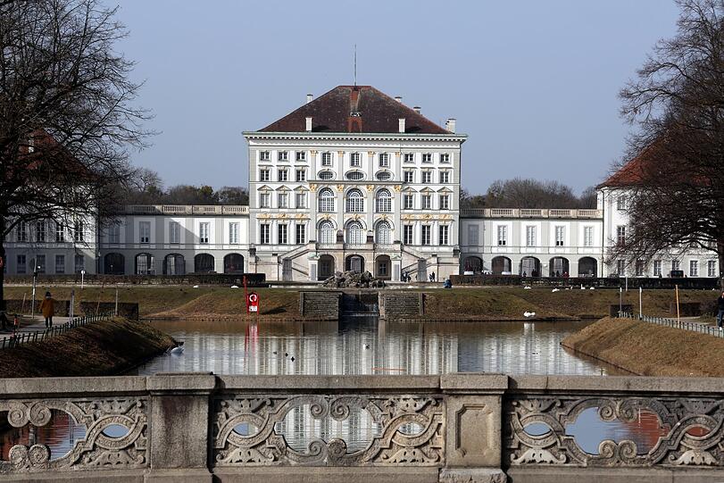 Postkarten-Motiv: das Schloss Nymphenburg mit Blick von der Ludwig-Ferdinand-Brücke.
