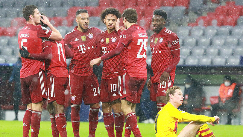 Der FC Bayern schlägt Barcelona mit 3:0.