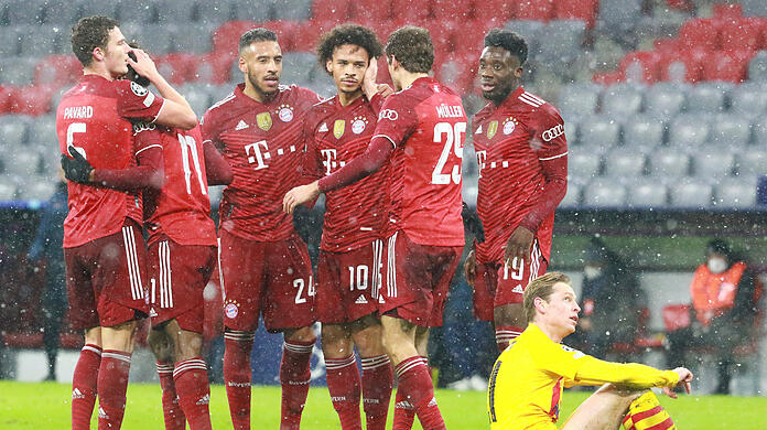 Der FC Bayern schlägt Barcelona mit 3:0.