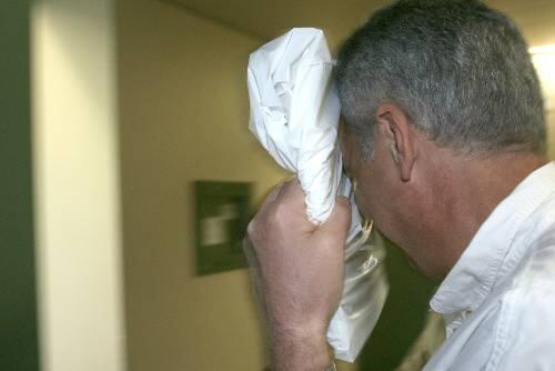 Vor Gericht: Heizungsbauer Johann W. (49) bedeckt sein Gesicht