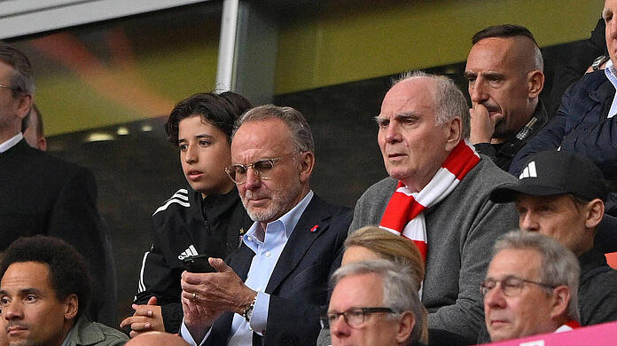 Bayern boss Uli Hoeness (r.) is surrounded by Karl-Heinz Rummenigge in the stands.