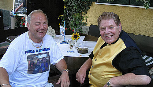 Löwen-Fan Helmit Reiter mit Ex-Präsident Karl-Heinz Wildmoser Löwen-Fan Helmit Reiter mit Ex-Präsident Karl-Heinz Wildmoser