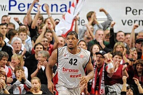 Budenzauber in der Franken-Hölle: Die Fans sollen Kyle Hines und Kollegen beflügeln.