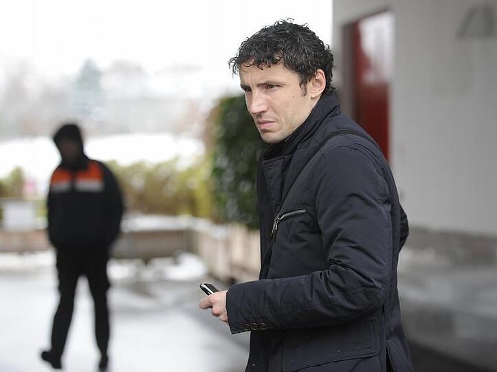 Mark van Bommel verlässt das Bayern-Trainingsgelände an der Säbener Straße.