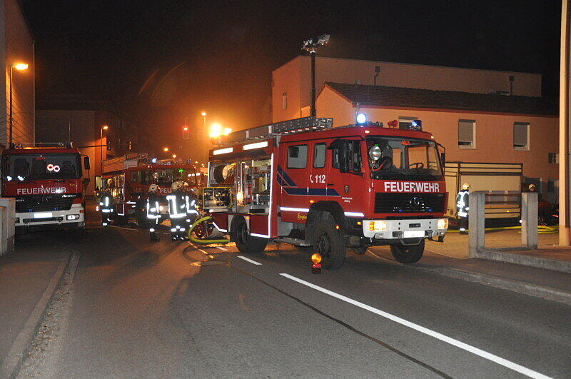 Altötting - Am Dienstagabend entzündete sich im Keller einer Metzgerei in der Mühldorfer Straße ein Feuer. Die Feuerwehr konnte das Feuer schnell unter Kontrolle bringen. Die Schadenshöhe ist noch unklar. Es gab keine Verletzten.