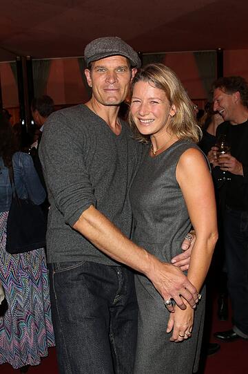 Götz Otto mit Ehefrau Sabine Louys bei der Premiere der Komödie "The Kingês speech" am 18.09.2013 im Bayerischen Hof in München.