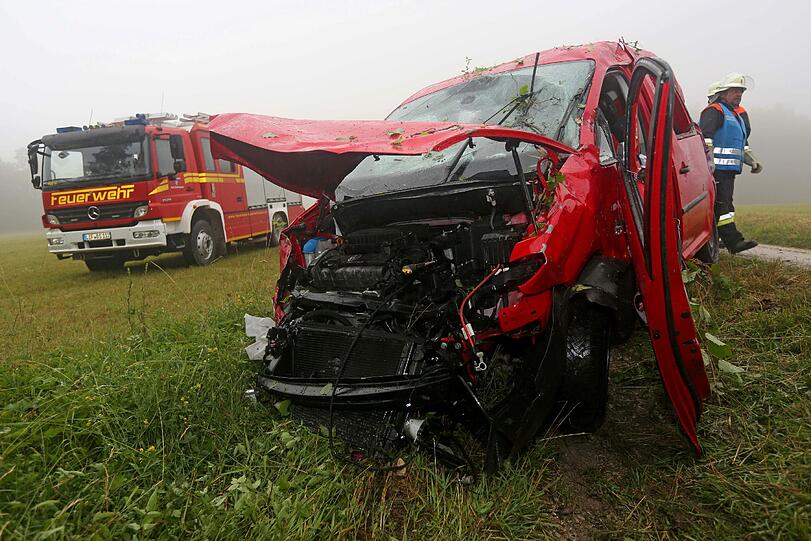 Eine 40 Jahre alte Autofahrerin ist am Staffelberg in Oberfranken von einer Steilkante 50 Meter in die Tiefe gestürzt. Sie blieb "so gut wie unverletzt" und ließ ihr stark demoliertes Fahrzeug einfach stehen.
