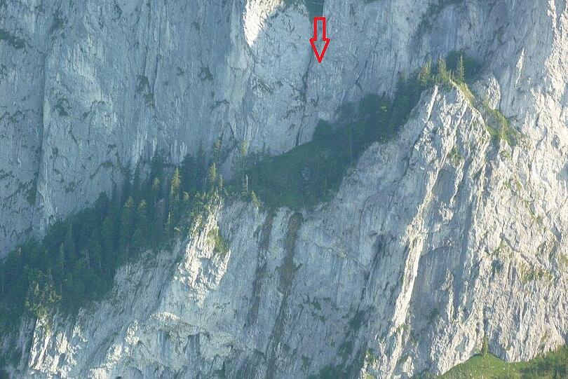 Ein 47-jähriger Straubinger ist an der Drachenwand 250 Meter tief gestürzt und hat sich dabei tödliche Verletzungen zugezogen.