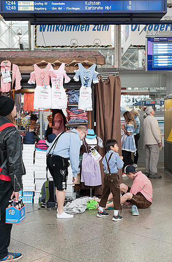 Flüchtlinge und Wiesn-Besucher treffen in München aufeinander, Bilder vom Hauptbahnhof am ersten Tag des Oktoberfests.