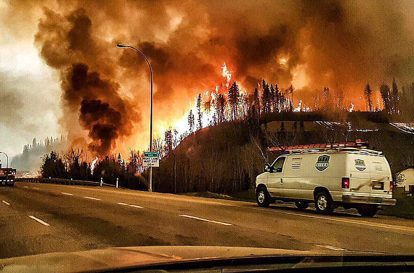 Die Waldbrände in der kanadischen Provinz Alberta breiten sich immer mehr aus. Den Behörden zufolge, sind sieben der 49 Brände außer Kontrolle. Sehen Sie hier die dramatischen Ausmaße des Flammenmeeres.