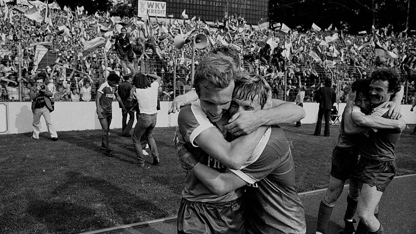 Grenzenloser Jubel vor der Münchner Fankurve: Am 11.6.1977 stieg der TSV 1860 in die Bundesliga auf.