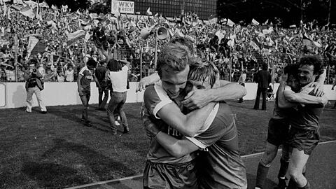 Grenzenloser Jubel vor der Münchner Fankurve: Am 11.6.1977 stieg der TSV 1860 in die Bundesliga auf.