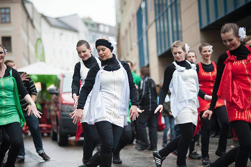 Die Damischen Ritter in Aktion: Impressionen vom Faschingszug durch die Altstadt am Sonntag.