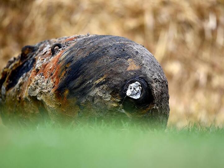 Eine entschärfte Fliegerbombe liegt an einer Fundstelle. Foto: Ralf Hirschberger/dpa-Zentralbild/dpa/Illustration