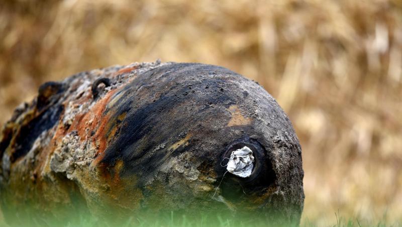 Eine entschärfte Fliegerbombe liegt an einer Fundstelle. Foto: Ralf Hirschberger/dpa-Zentralbild/dpa/Illustration Eine entschärfte Fliegerbombe liegt an einer Fundstelle. Foto: Ralf Hirschberger/dpa-Zentralbild/dpa/Illustration